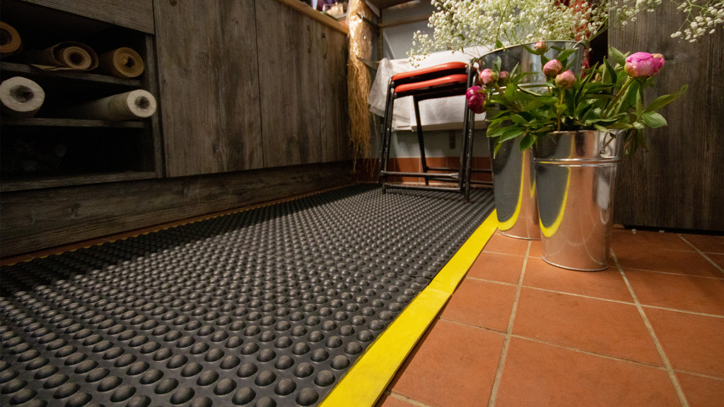 Pourquoi équiper un poste debout avec un tapis anti fatigue professionnel