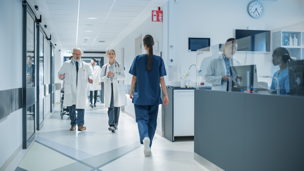 Désinfection des surfaces en milieu de soins : quelles solutions choisir ?