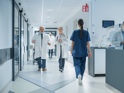 Désinfection des surfaces en milieu de soins : quelles solutions choisir ?