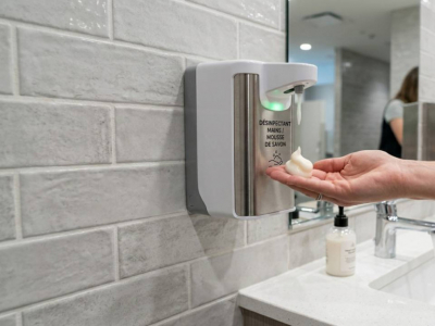 Distributeur de savon manuel ou automatique : lequel choisir selon votre trafic 